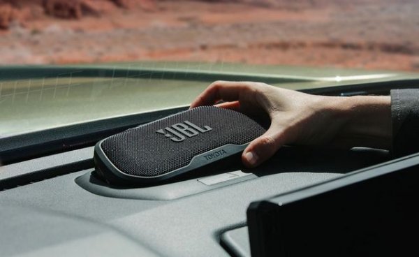 За големите фенове на музиката, Tacoma предлага надстройка на JBL звукова система с 10 високоговорителя, която включва външно свързан субуфер, който е по-лек и по-ефективен от традиционните. Но истинското изживяване идва от преносимия високоговорител JBL Flex, който служи като централен, когато е закачен на таблото, където също се зарежда. Когато бъде премахнат чрез Bluetooth високоговорителят може да издържи до шест часа и може да се сдвои с други високоговорители Toyota JBL Flex. Може дори да оцелее при потапяне под вода, твърдят от Toyota.